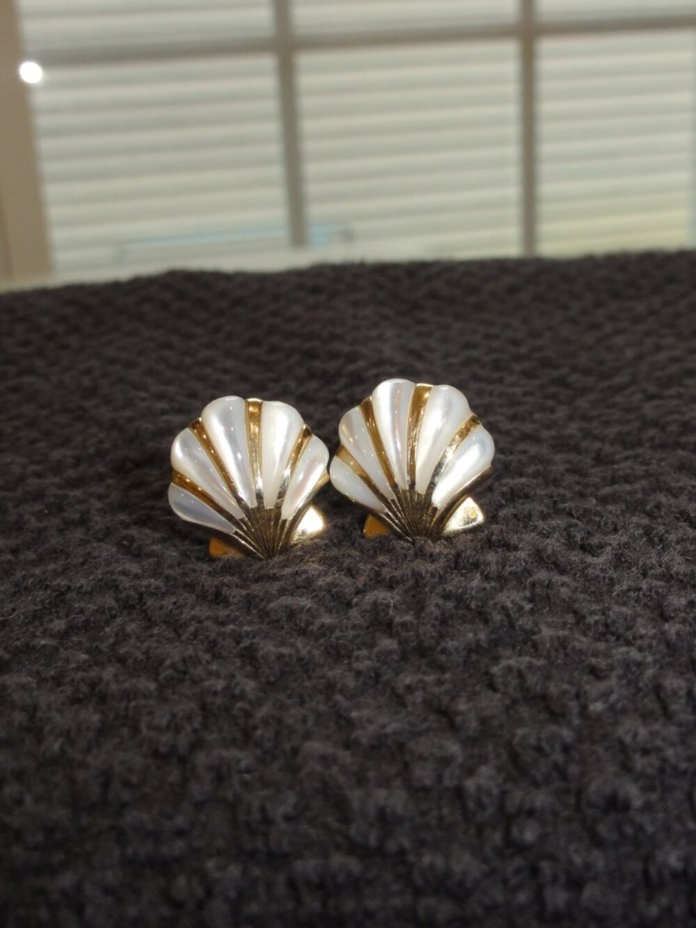 Vintage Kabana 14K Yellow Gold Mother Of Pearl Scallop Shell Earrings EXCELLENT!